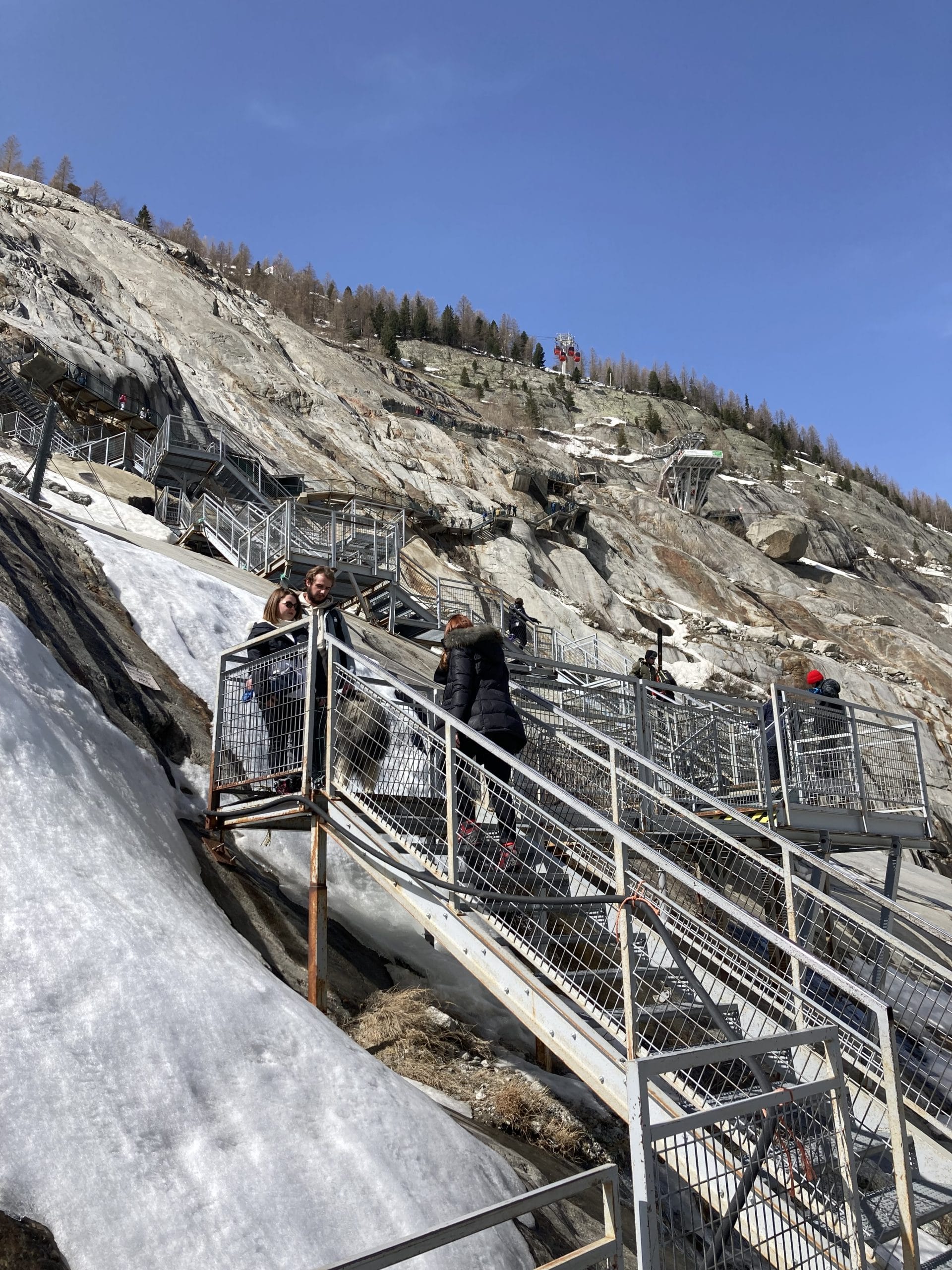 In 2022 there were 580 stairs down from the cable car to the glacier.
